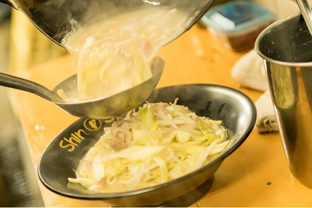 【写真を見る】ちゃんぽんは中華鍋で炒め、麺にもスープの味を染み込ませる