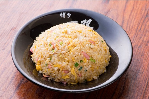 チャーハンをラーメンのスープとともに口に含むと、米がフワリと広がり美味