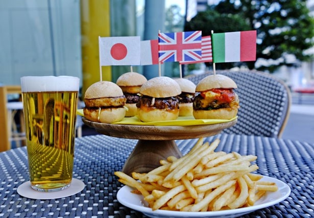 【写真を見る】個性豊かな5種類のミニバーガーとビールで乾杯！