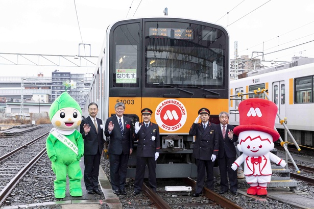 創業50周年を記念したモスバーガーのロゴ入りヘッドマークをした、東武東上線の特別列車｢モス号｣がお目見え