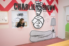 ピーナッツ・ギャングひとりひとりにフィーチャーした展示は、フォトスポットにもなっている。こちらは1980年の「災い転じて不幸となる」をモチーフにしたチャーリー・ブラウン