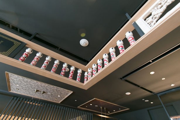天井近くにずらりと並ぶこけしを発見！/旬熟成 GINZA GRILL