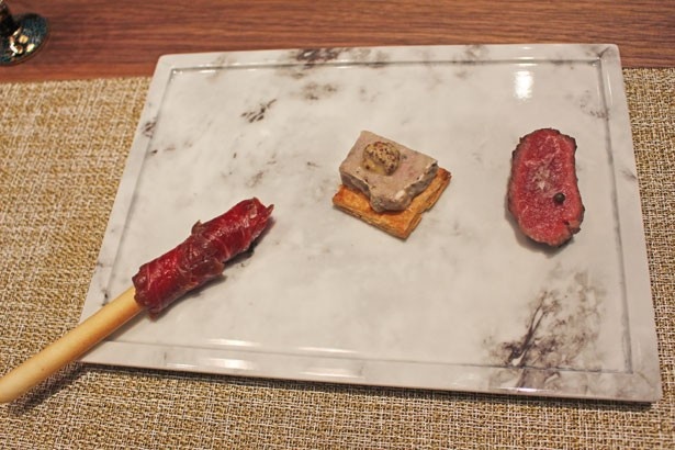 メディア向け内覧会で試食した熟成80日の生ハム(写真左)は、とろけるような食感と奥深い旨味を楽しめた/旬熟成 GINZA GRILL