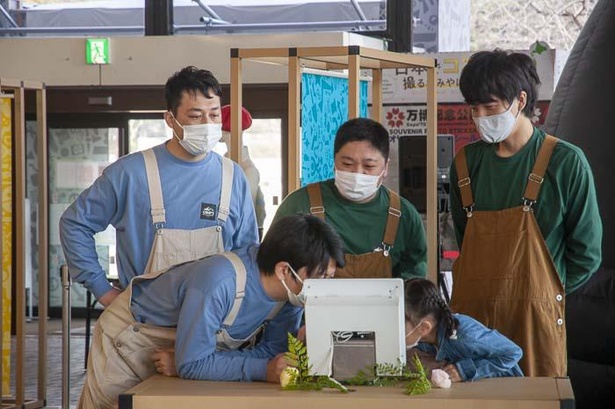 タブレットを操作すると、小さな穴から香りが漂う「いろんな匂いを嗅ぎ分けてみた」を体験中。「めっちゃおもろい。つい夢中になってしまった」と辻