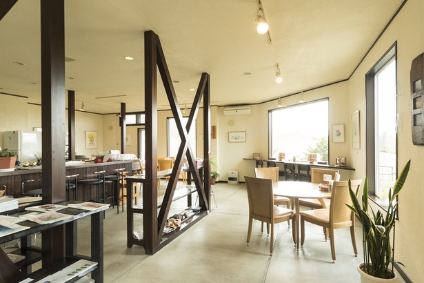 「カフェレストラン＆ギャラリー　木かげ」店内はギャラリーにもなっていて、常に道内の作家、工芸家の作品が展示されています