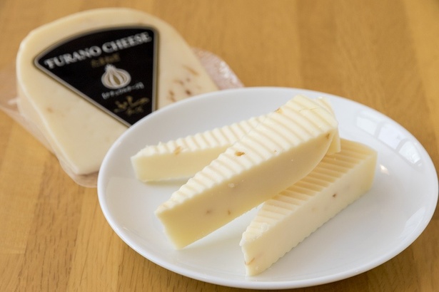 「富良野チーズ工房」の「たまねぎ」はゴーダタイプのチーズに富良野特産のタマネギを細かく刻んで練り込んだオリジナルチーズ。
