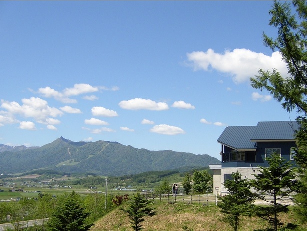夏の晴れた日には芦別岳とその山並みの秀麗な姿も一望できます。（右の建物が「木かげ」、7月に撮影）