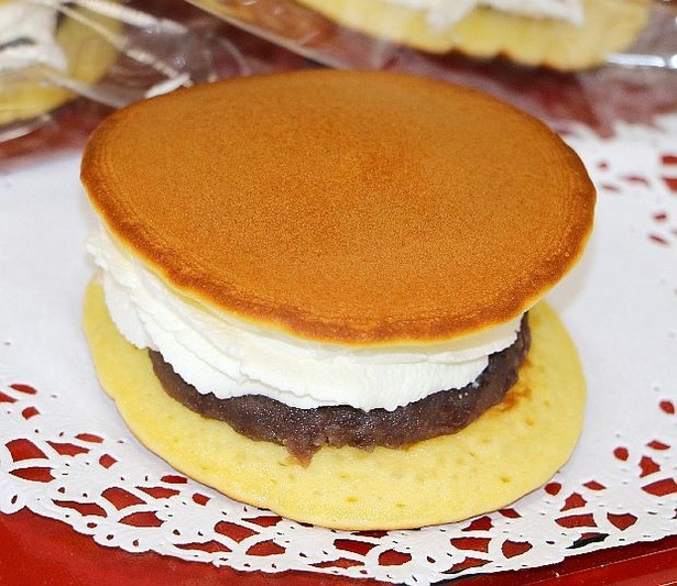 【写真を見る】ホイップクリームは粒餡に合う濃厚なものを使用！