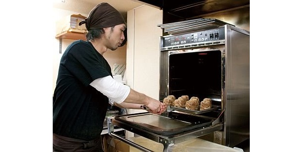タレに漬け込んだ生の豚肉を巻いてから火を通し、 肉の脂を利用してこんがりと焼き上げるのがポイント