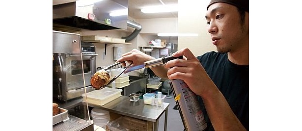 トッピングのチーズはバーナーの炎であぶる！