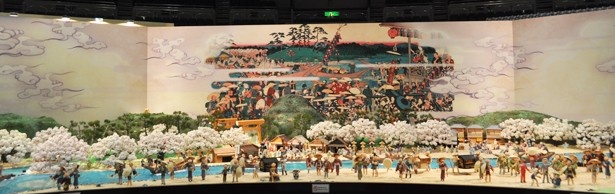 幅10メートルのシンボル展示「お伊勢参りのにぎわい」
