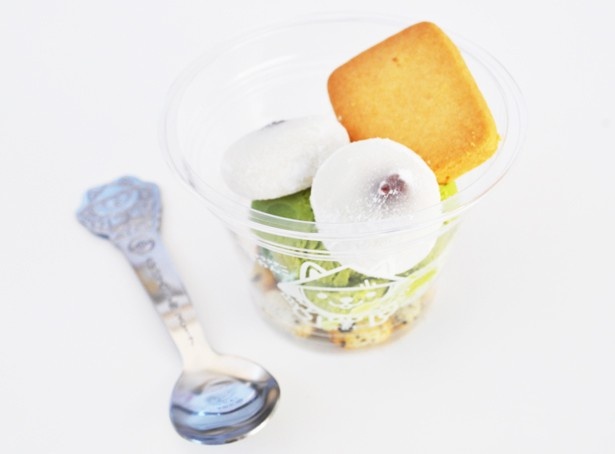 「食べ歩きおもてなし街道」で買える「いせわんこパフェ」(500円)は記念スプーン付きだ
