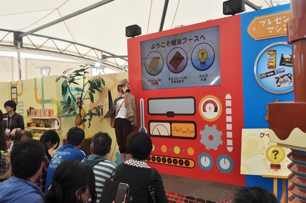 明治ブースでは、プレゼント付きのチョコレートの説明会が開かれる