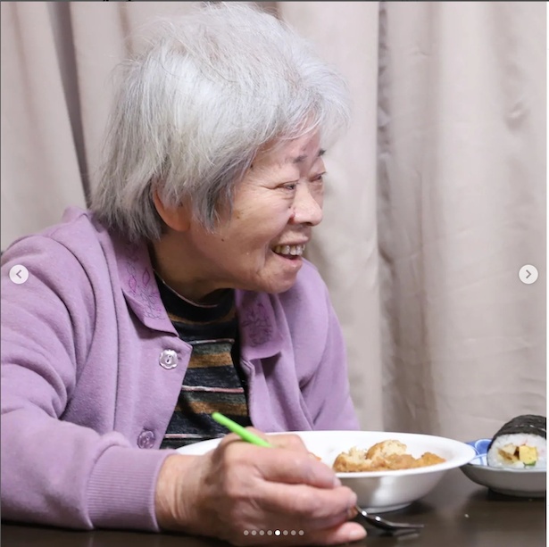 孫の手料理に喜ぶおばあ。この笑顔を見た大迫さんの頬には、一筋の涙が流れたとか