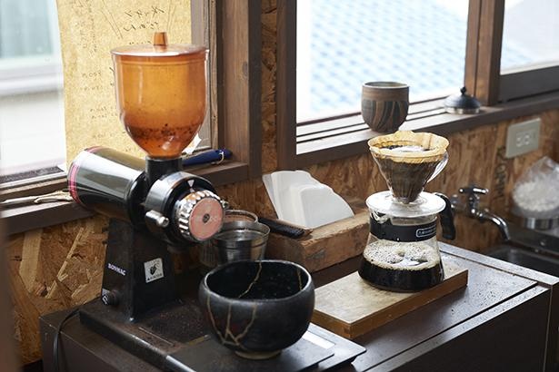 コーヒーミルの受け皿に抹茶茶碗を使うなど、抽出器具も使えるものを有効活用