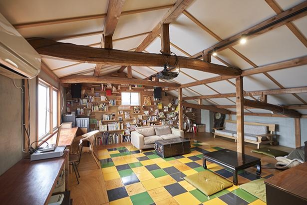 屋根裏部屋のような喫茶スペースは、まさに秘密基地の趣