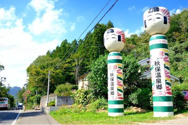 【写真】秋保温泉郷の入口には、2本のこけし像が立っている
