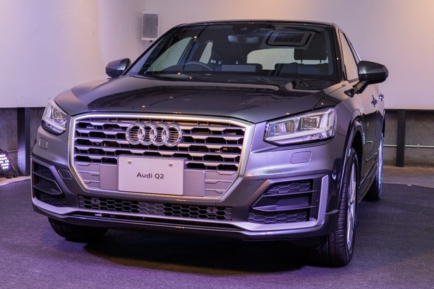 シルバーのAudi Q2