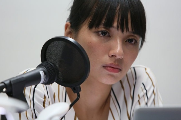 【写真を見る】登場人物の動作や情景を言葉で務めるのが映画の音声ガイドという仕事