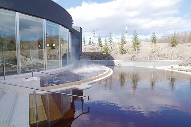 効能豊かな植物性モール温泉を水着で楽しむことができます。施設内にはレストランも…