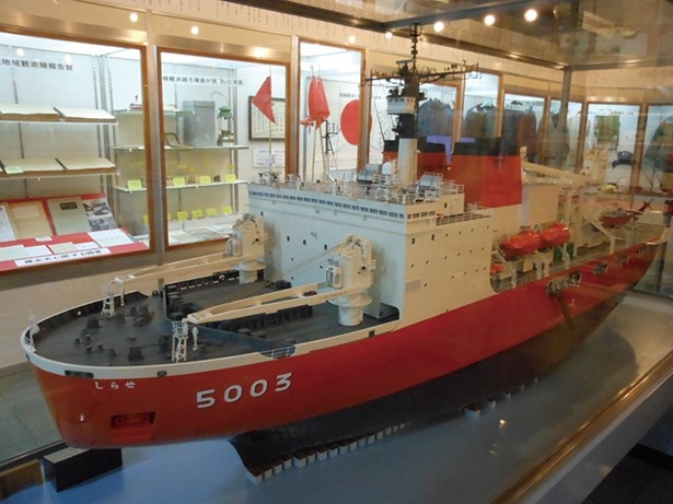 第51次南極観測から使用され、現在も活躍している観測船