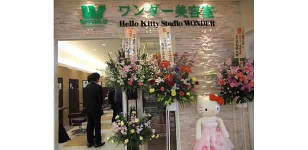 店頭のキティちゃんと記念撮影できる美容院