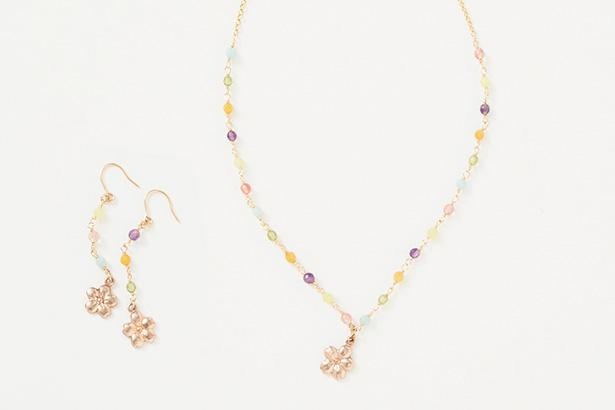 あくせ処とぅ〜むの「ソライロサクラピアス」(左)、「ソライロサクラ ネックレス」(右、各1万7974円)