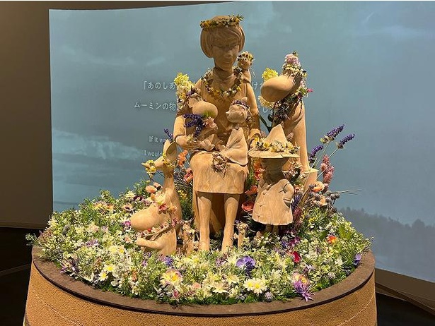 展示棟コケムスのトーベ・ヤンソンの像も花で飾られている