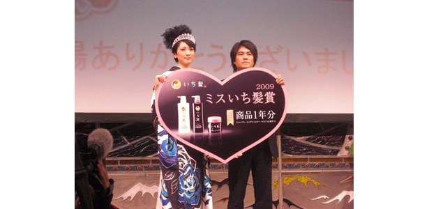 ミスいち髪賞を手にこたえるグランプリの松岡史子さん