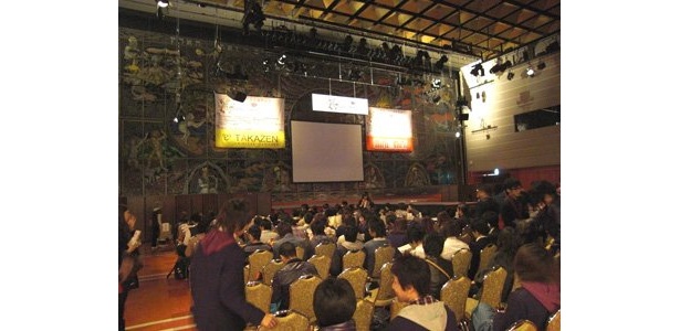 開演直前の会場内は人でびっしり
