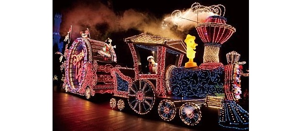 東京ディズニーランド・エレクトリカルパレード・ドリームライツはグーフィーやミニーマウス、ミッキーマウスなどキャラクターのクリスマス衣装に注目を