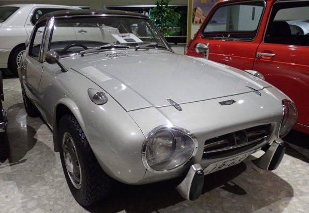トヨタ スポーツ800(1965年／日本)。開発に若いエンジニアが携わり、最高時速155キロを達成する人気モデルになった
