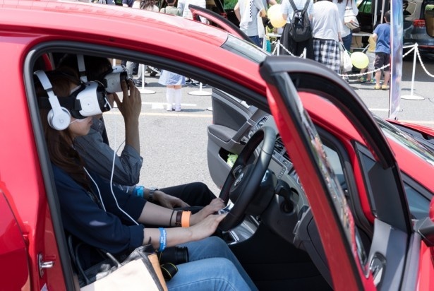 【写真を見る】VRを使って、実際に運転している感覚が体験できるコーナーも