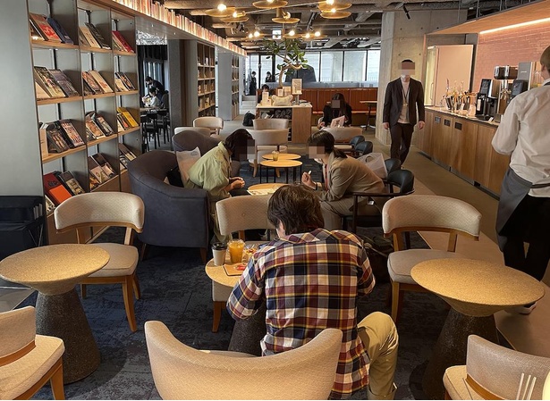 「TSUTAYA BOOKSTORE」には「シェアオフィス」の利便性と「ラウンジ」の居心地の良さを持ち合わせたというシェアラウンジも