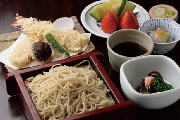 人気のそば定食(2700円)は、天ぷらに小鉢と煮物、水菓子付き