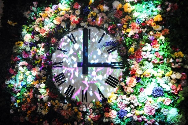 「Ice cream Florist」の大きな時計にもプロジェクションマッピングが施される