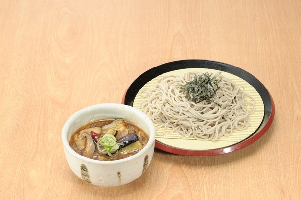 濃厚なつけ汁とオリジナルの麺が絶妙に絡み合う