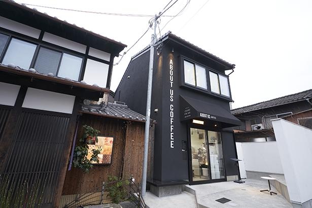 京町家を改装したゲストハウス「稲荷凰庵」に隣接。レセプションも兼ねている