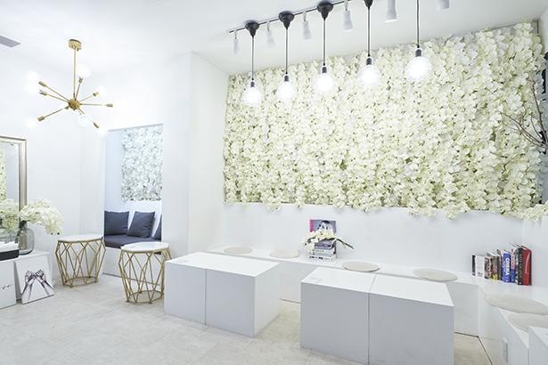 【写真】女性客に人気の2階のカフェスペース。胡蝶蘭が彩るラグジュアリーな空間は、澤野井さんが好きなファッションデザイナーのショーから想を得たとか