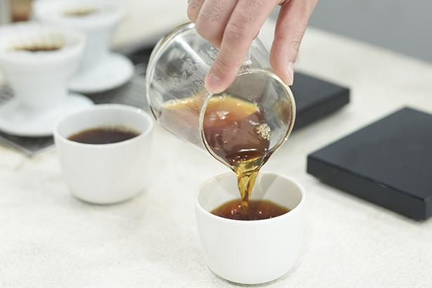 口当たりはもちろん、コーヒーの状態が時間と共に理想的な状態で変化する磁器のカップを使用