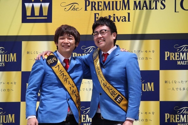 仲良くポーズを決める銀シャリの2人