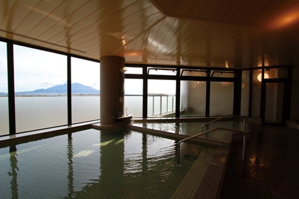 大浴場は大きな窓で晴れた日には利尻富士を眺めながら入浴できる