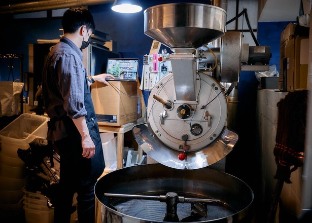 「KUROMON COFFEE」に据えている、ラッキーコーヒーマシンの半熱風式8キロ