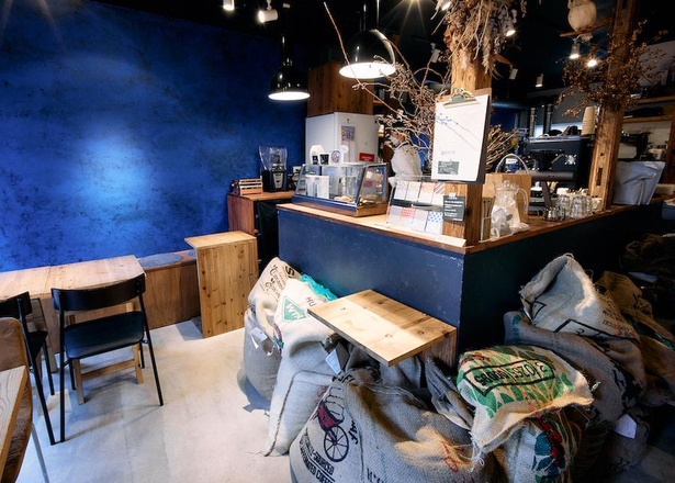 「KUROMON COFFEE」は2022年5月以降も変わらず、カフェと豆売りの2軸で営業