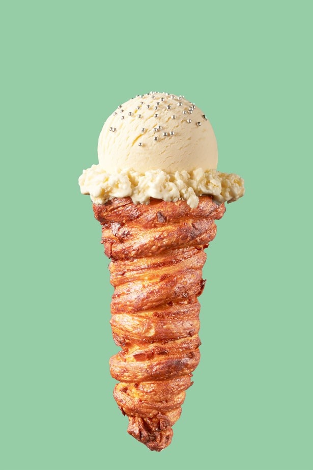 アイスクリームコーンをイメージしたクロワッサンに、ハーゲンダッツアイスクリームをオン！「クロワッサンコーン」(税抜500円)