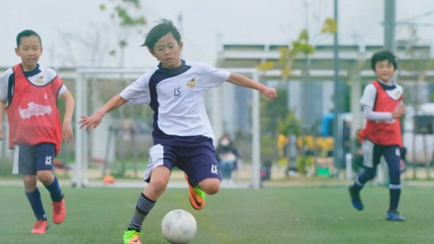 主人公の少年は5歳からサッカーに魅了されて続けている
