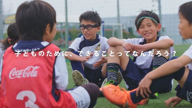 チームメイトとの談笑シーン