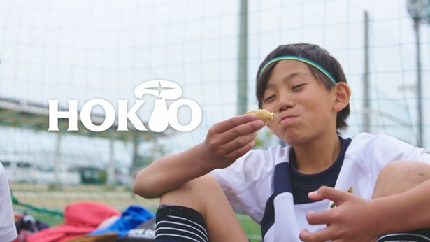 菌活いなりをほおばる少年