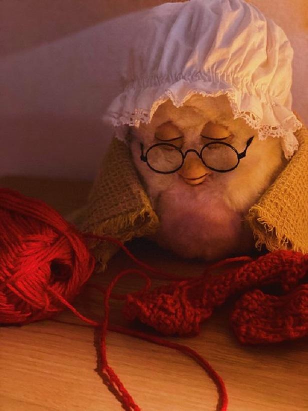 おばあちゃんファービーと編み物