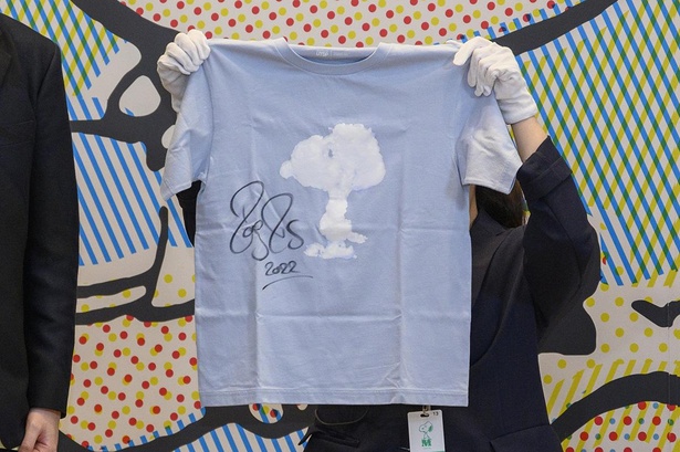 イノマタ知明さんには、ロジャー・フェデラーの直筆サイン入りTシャツが贈られた
